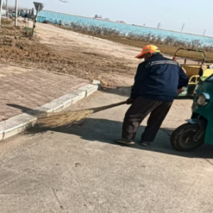 清理路面積土，營造干凈整潔的城鎮(zhèn)環(huán)境