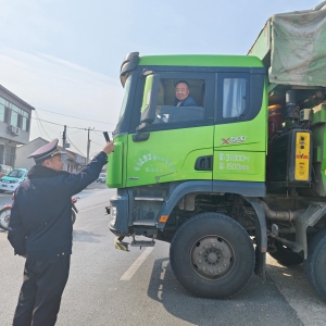 古峴中隊(duì)黨支部強(qiáng)化渣土車管理，守護(hù)道路交通安全