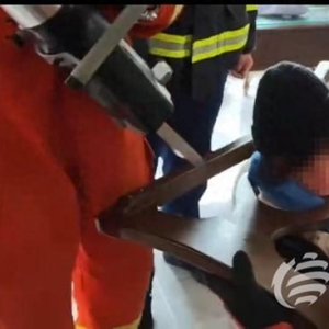 幼童頭部被卡椅背 萊西消防破拆脫險(xiǎn)