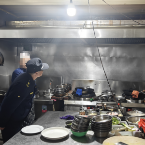平度市東閣街道執(zhí)法中隊“信用+”嚴管餐飲油煙，守護“煙火氣” ...