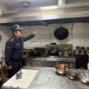 平度市東閣街道執(zhí)法中隊(duì)開展餐飲油煙整治，解決群眾油煙“煩心事” ...
