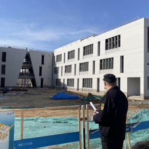 平度市東閣街道執(zhí)法中隊(duì)推進(jìn)春季揚(yáng)塵治理，守護(hù)蔚藍(lán)天空