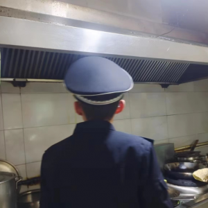 同和中隊(duì)：驅(qū)散餐飲油煙“陰霾”，守護(hù)城市清新藍(lán)天