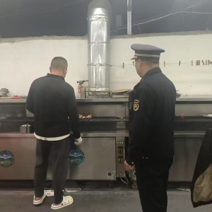 平度市東閣街道執(zhí)法中隊(duì)“信用+”整治餐飲油煙，筑牢清新“防護(hù)網(wǎng)” ...